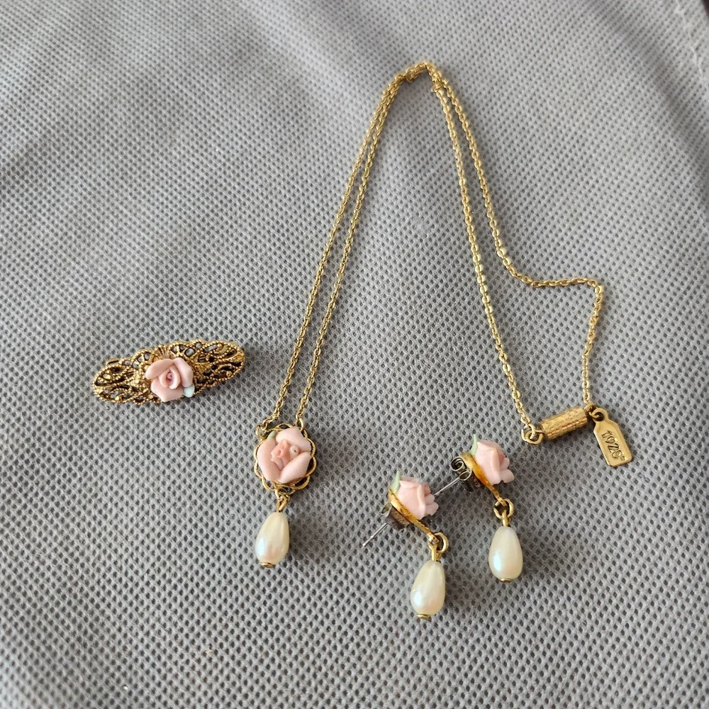 1928 Brand 90s Gold & Porcelain Pink Rose Necklace, brooch & Earring Set - Picture 7 of 7